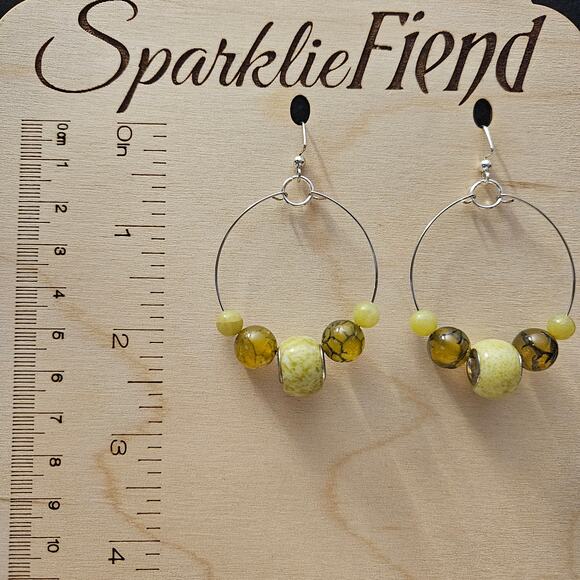 Sage/chartreuse and translucent veined stone hoop earrings - Picture 1 of 1